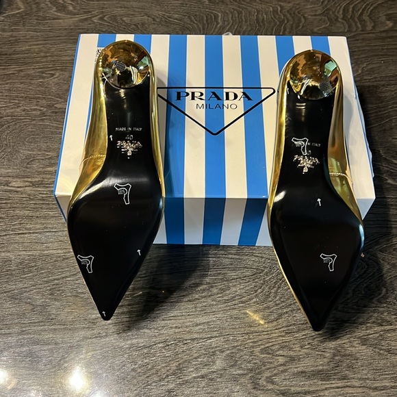 NWT designer gold heels (runs small - fit 38) - Picture 2 of 8